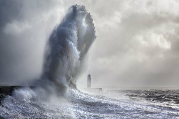 Onda di mare gigante vicino al faro di porthcawl