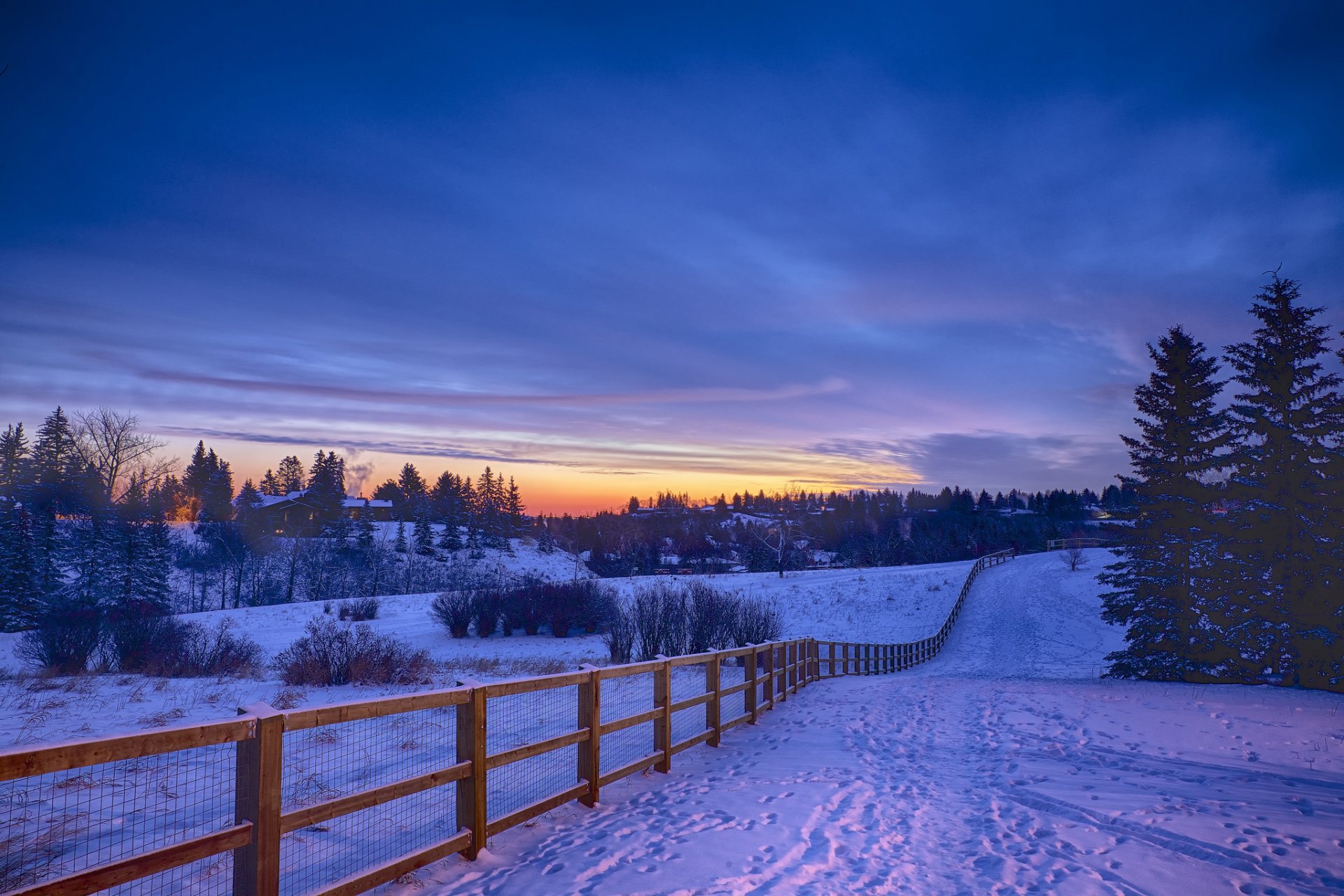 invierno mañana amanecer pueblo pueblo valla camino nieve senderos