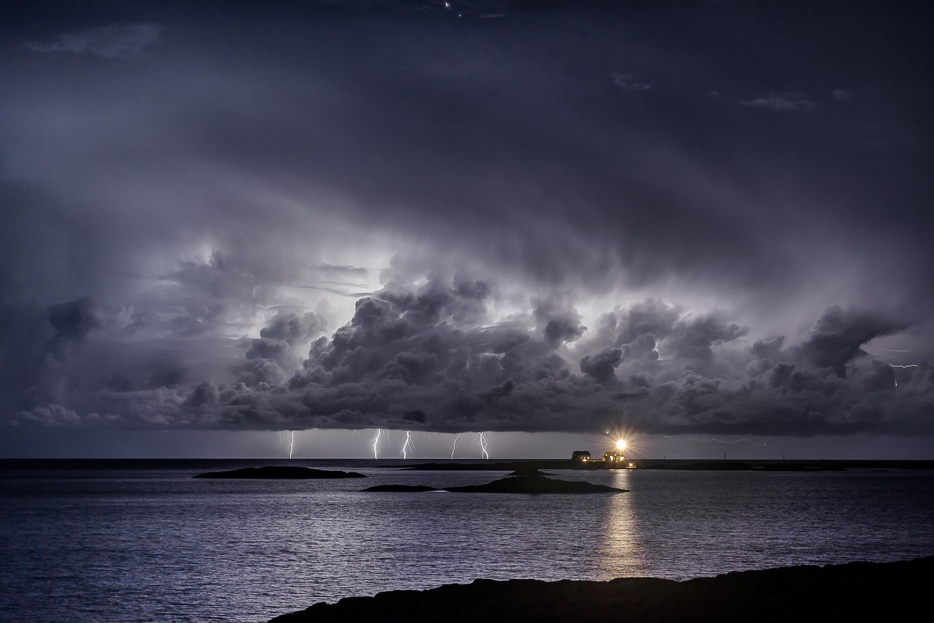 mar noche faro nubes tormenta