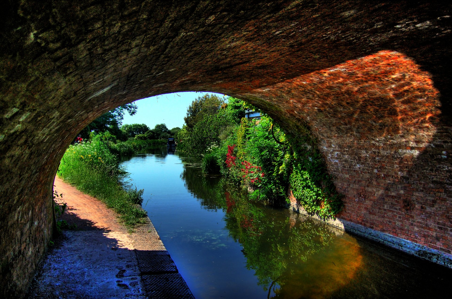 canal agua puente arco árboles flores