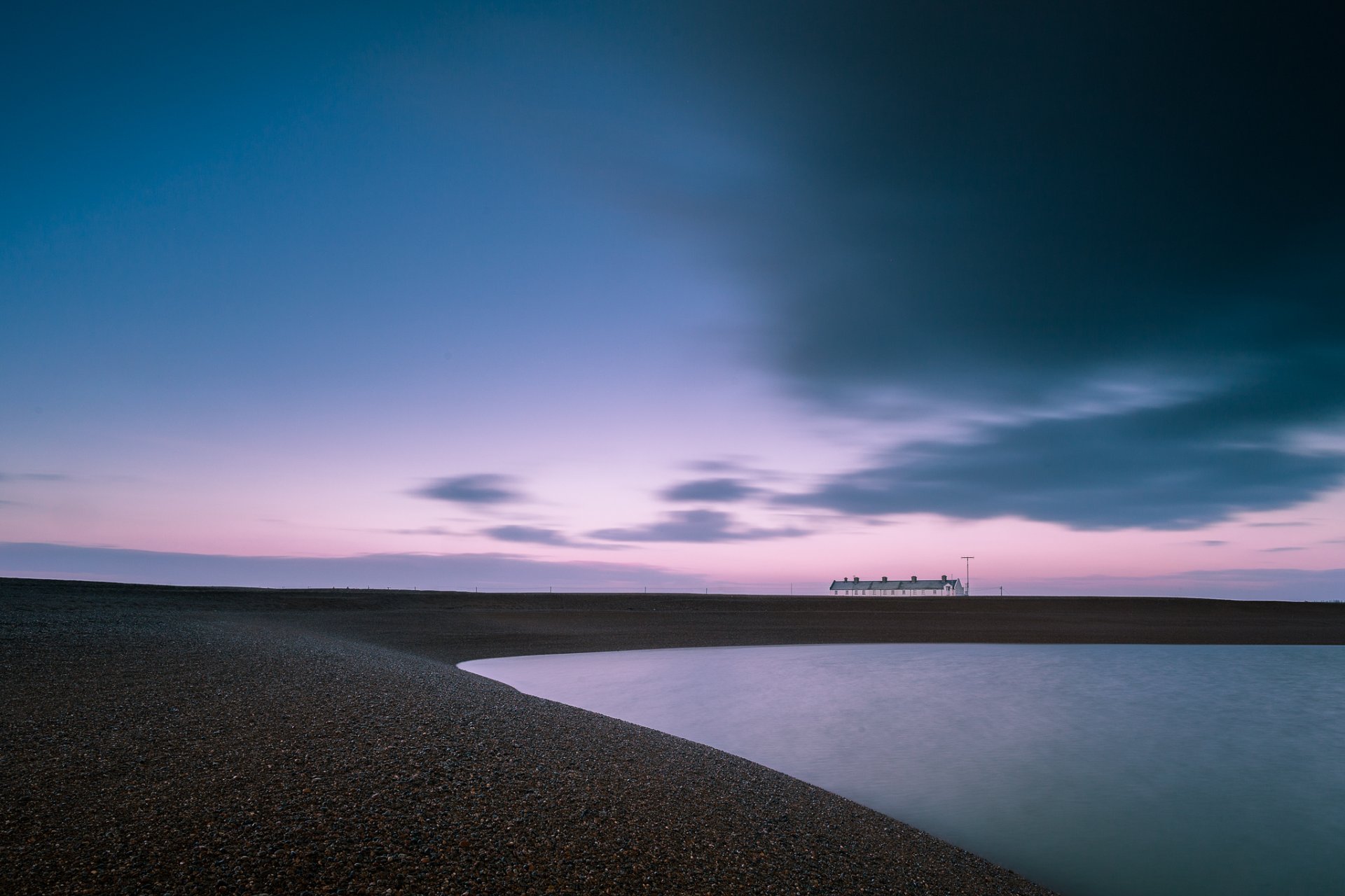 reino unido inglaterra costa bahía casas lejos tarde rosa puesta de sol cielo nubes nubes