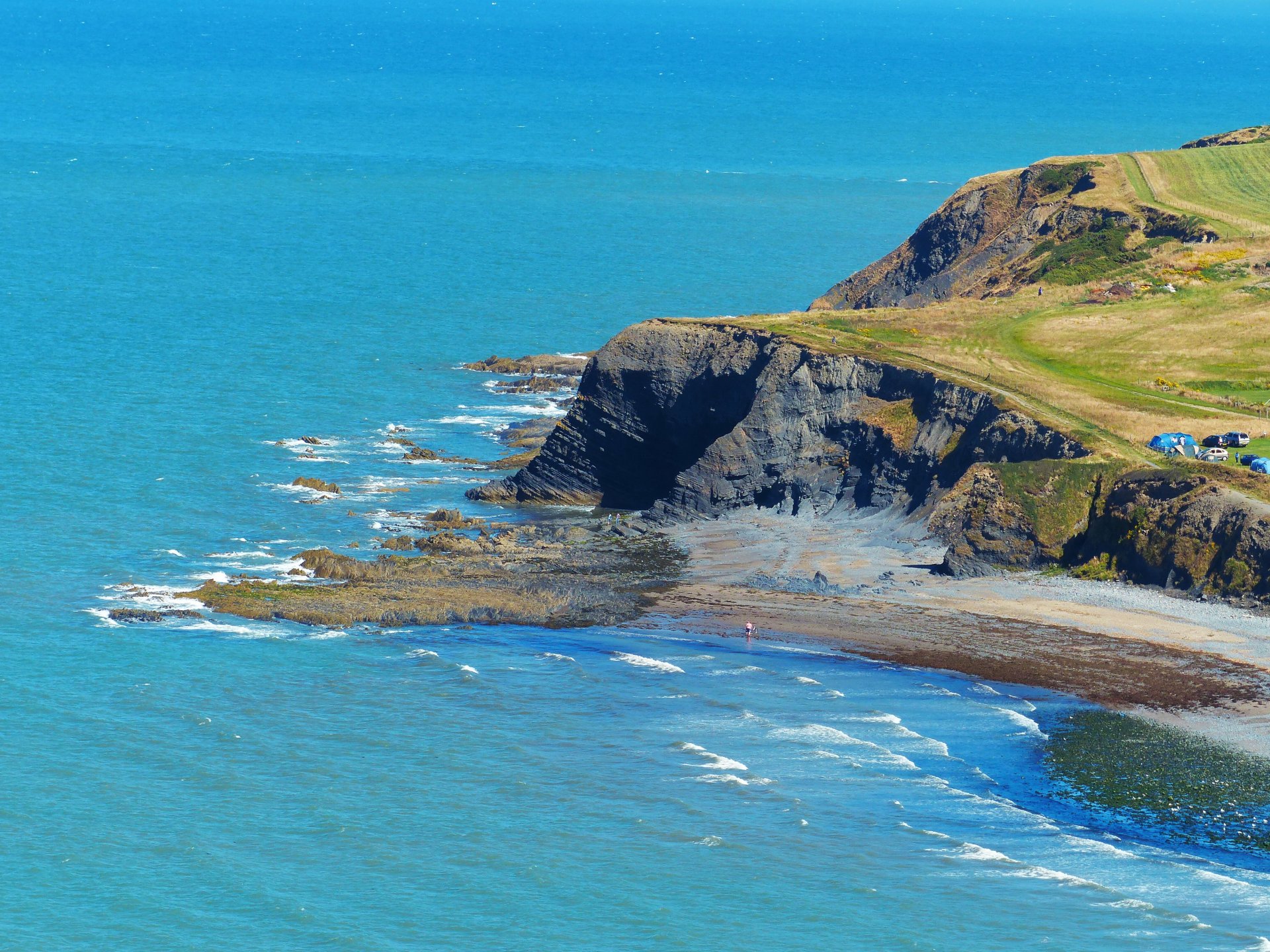 keredigion pays de galles clarach bay baie vagues côte roches campings vacanciers