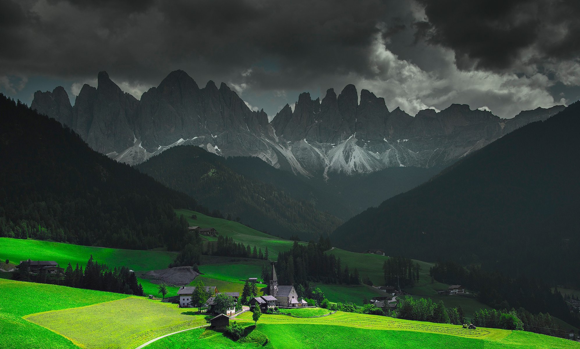 italien funes santa magdalena berge alpen himmel wolken wolken tal licht häuser kirche kapelle