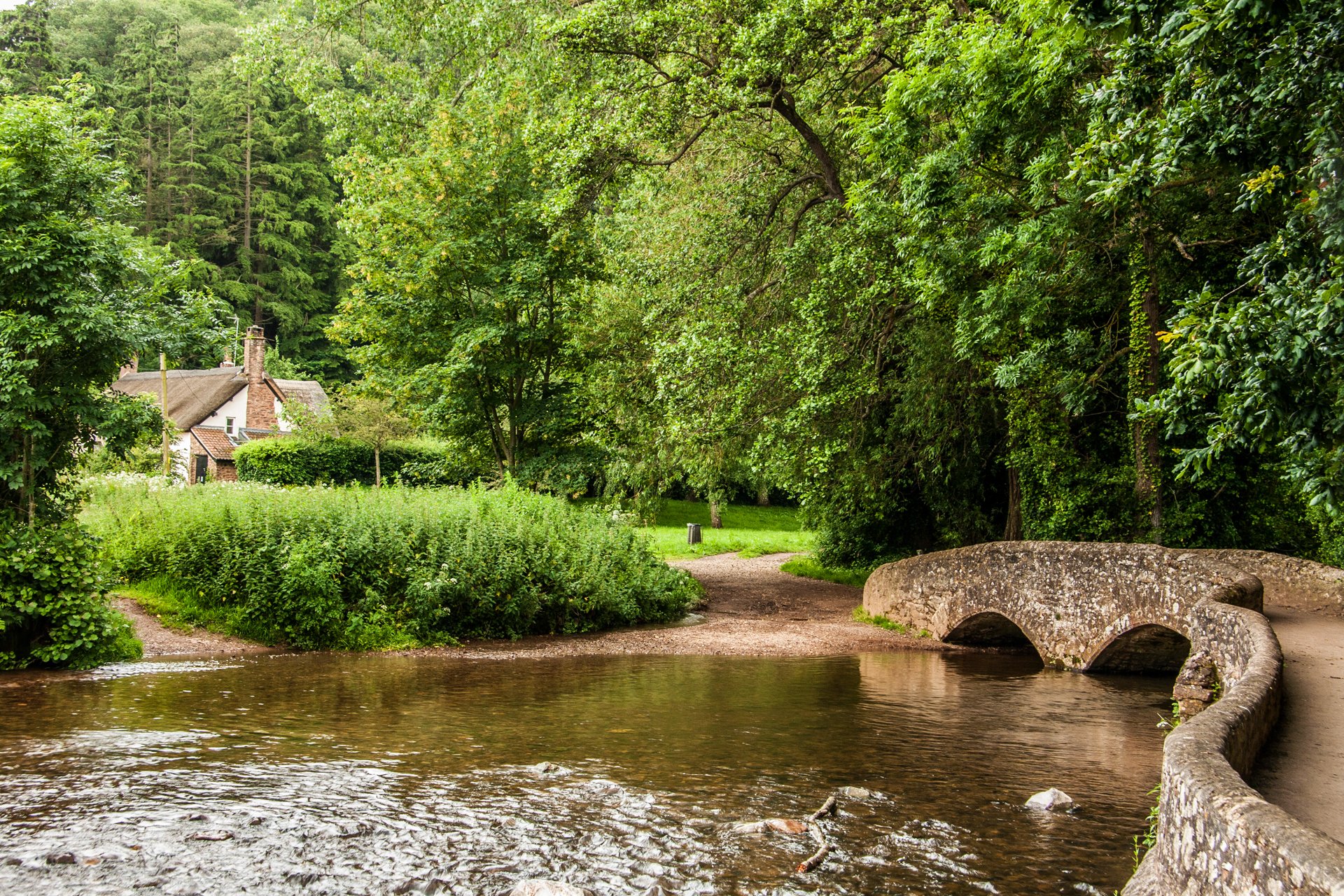 somerset großbritannien haus brücke wald fluss bäume