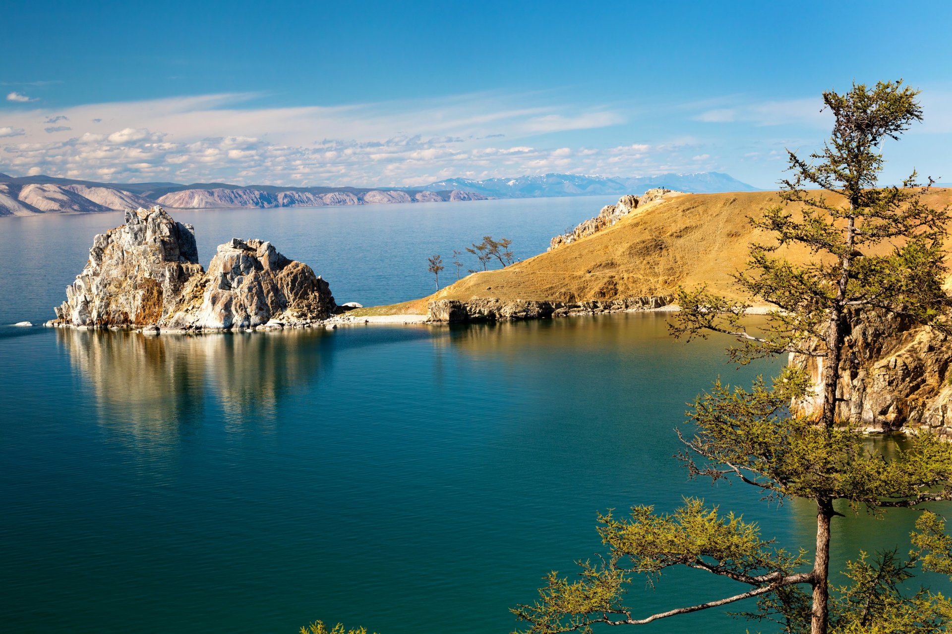 russland see baikalsee ufer klippe sense steine baum horizont