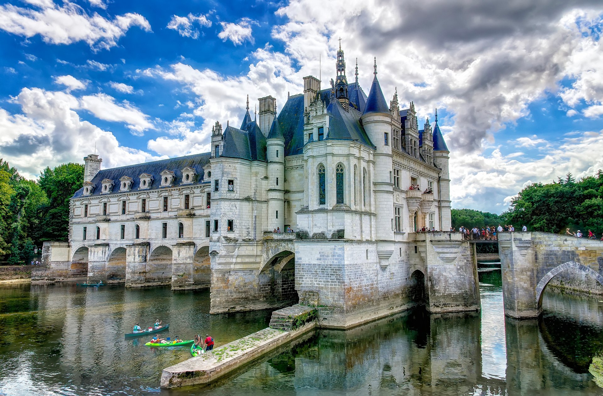 francja zamek chateau niebo chmury fosa kanał woda most