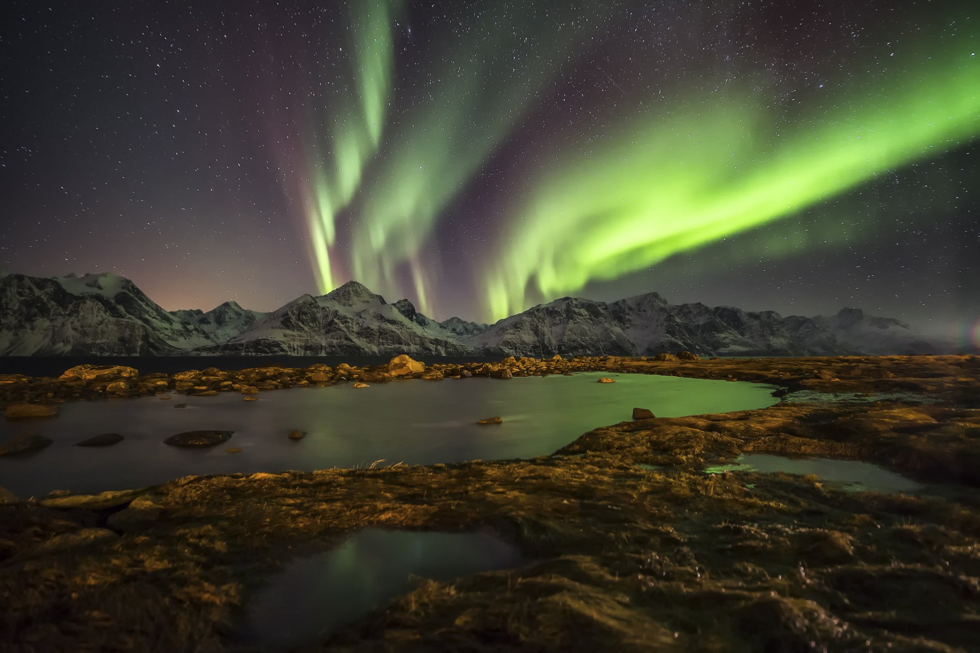 zorza polarna niebo gwiazdy góry norwegia noc