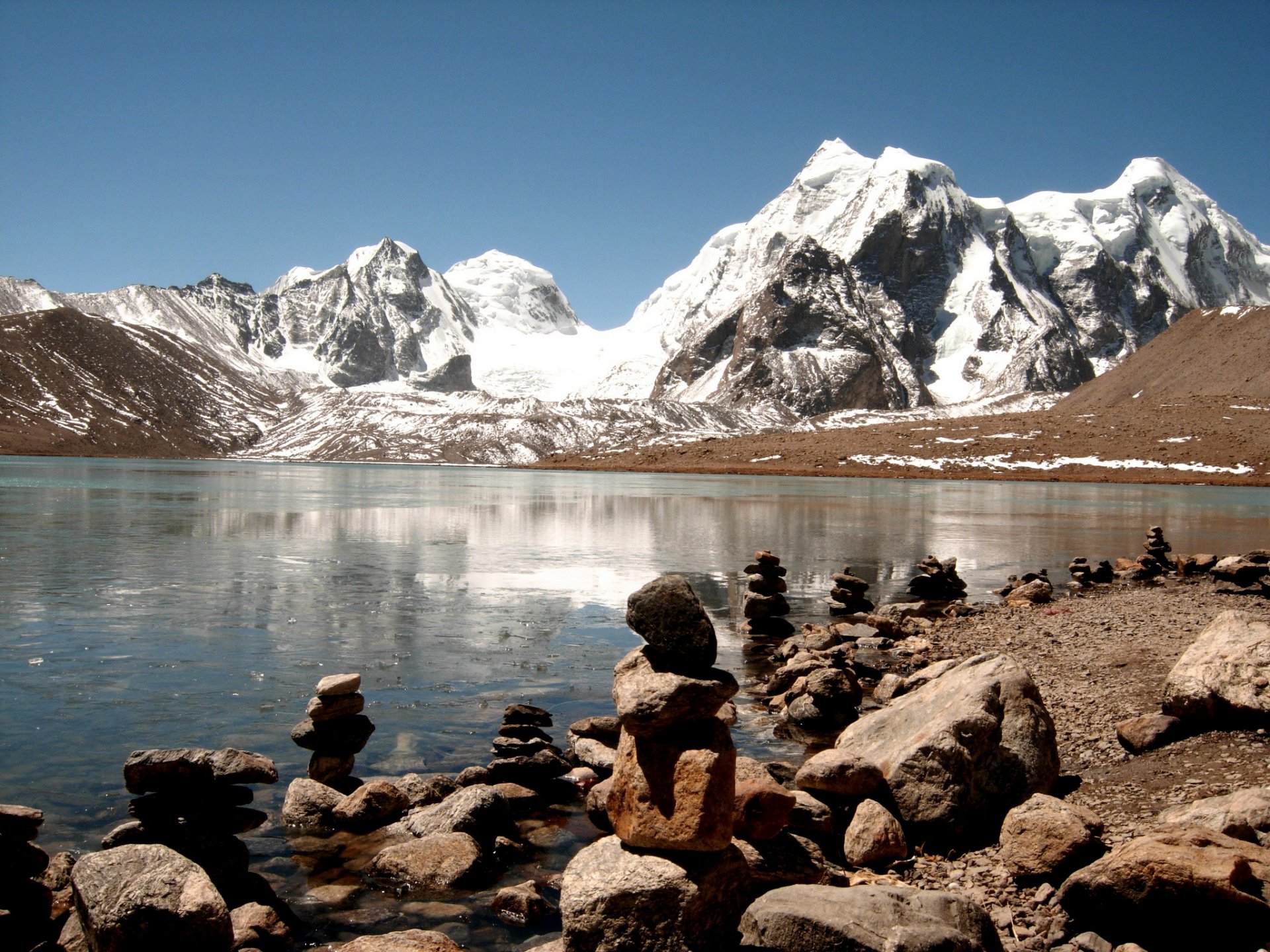 inde himalaya lac glace pierres prière