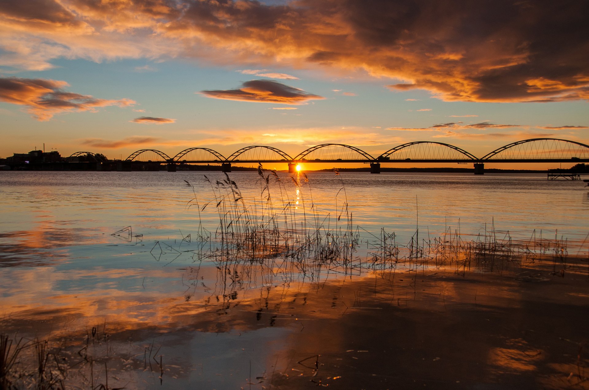 suède len norrbotten comuna luleo bergnäset pont eau matin soleil lumière ciel nuages automne octobre