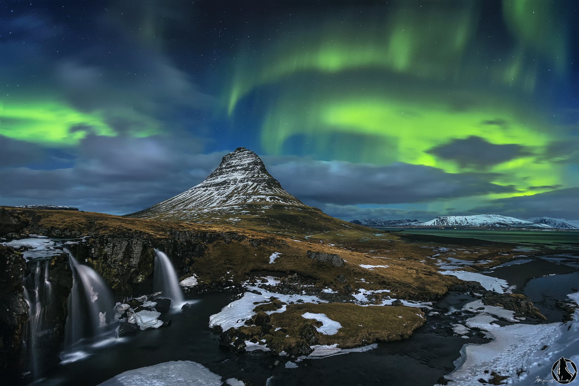 islandia kirkjufell góra wulkan skały wodospad śnieg noc zorza polarna