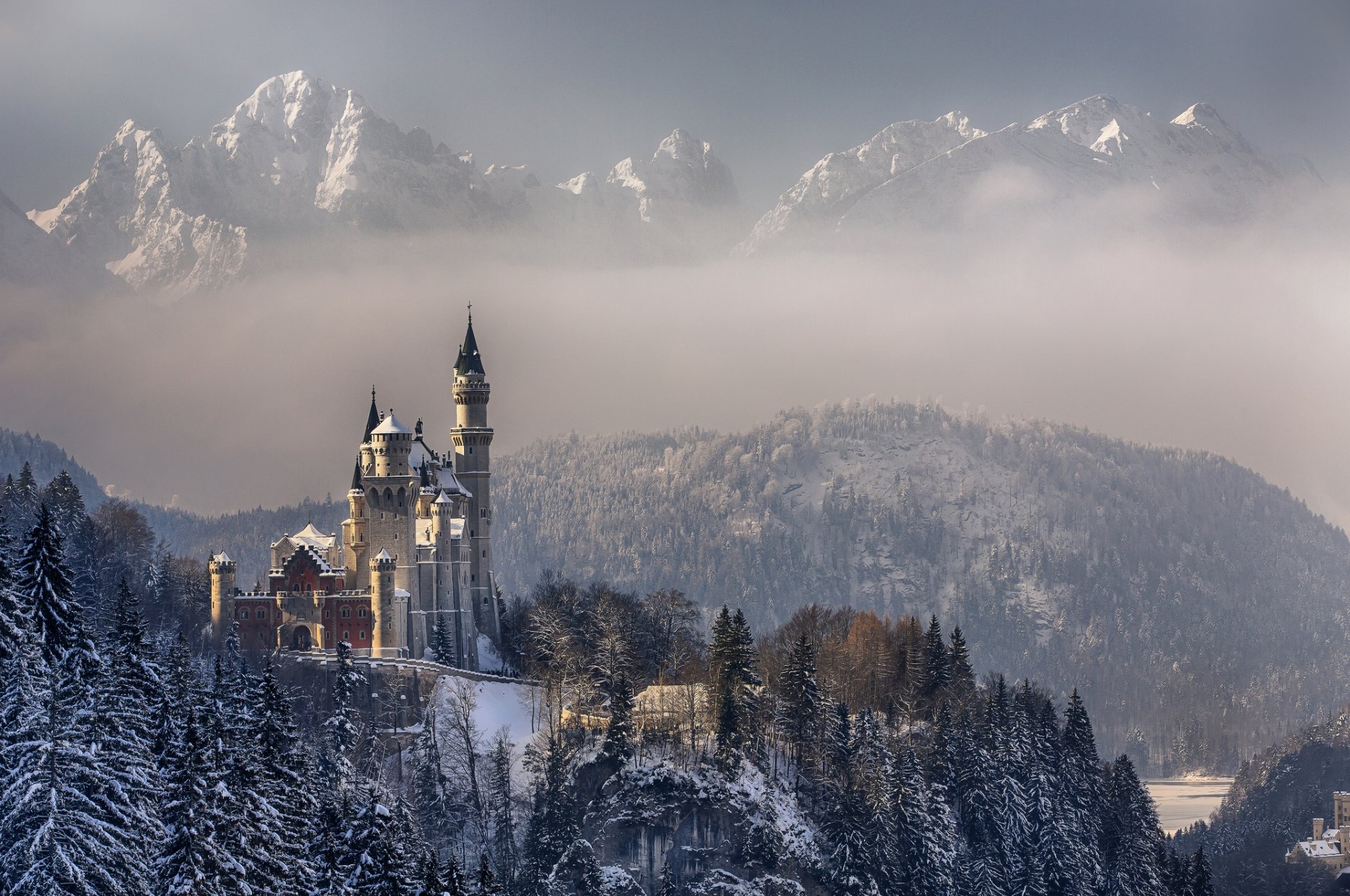 niemcy bawaria zamek neuschwanstein niebo chmury góry drzewa śnieg zima