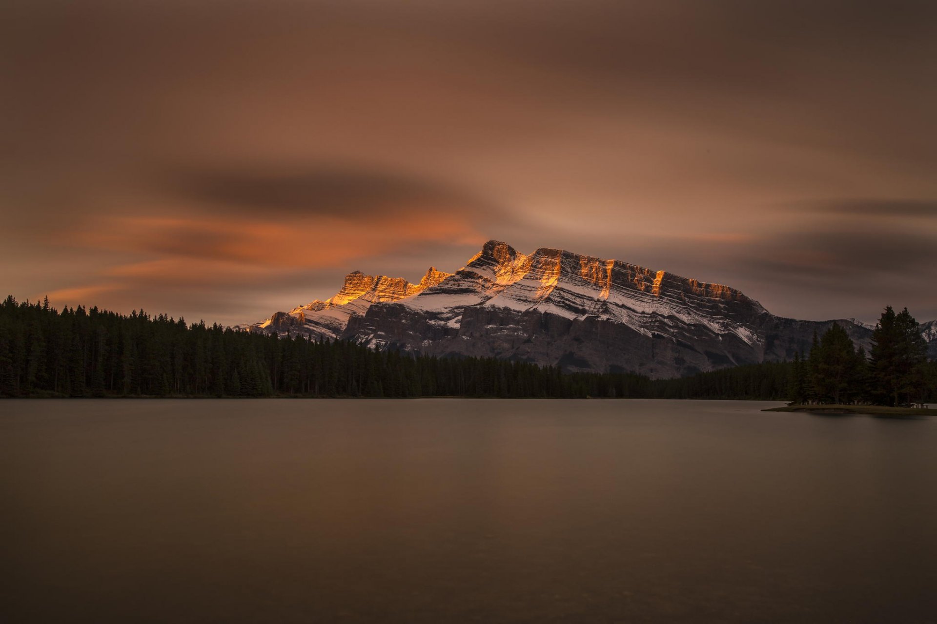 kanada banff national park jack lake see wald berge himmel wolken reflexionen