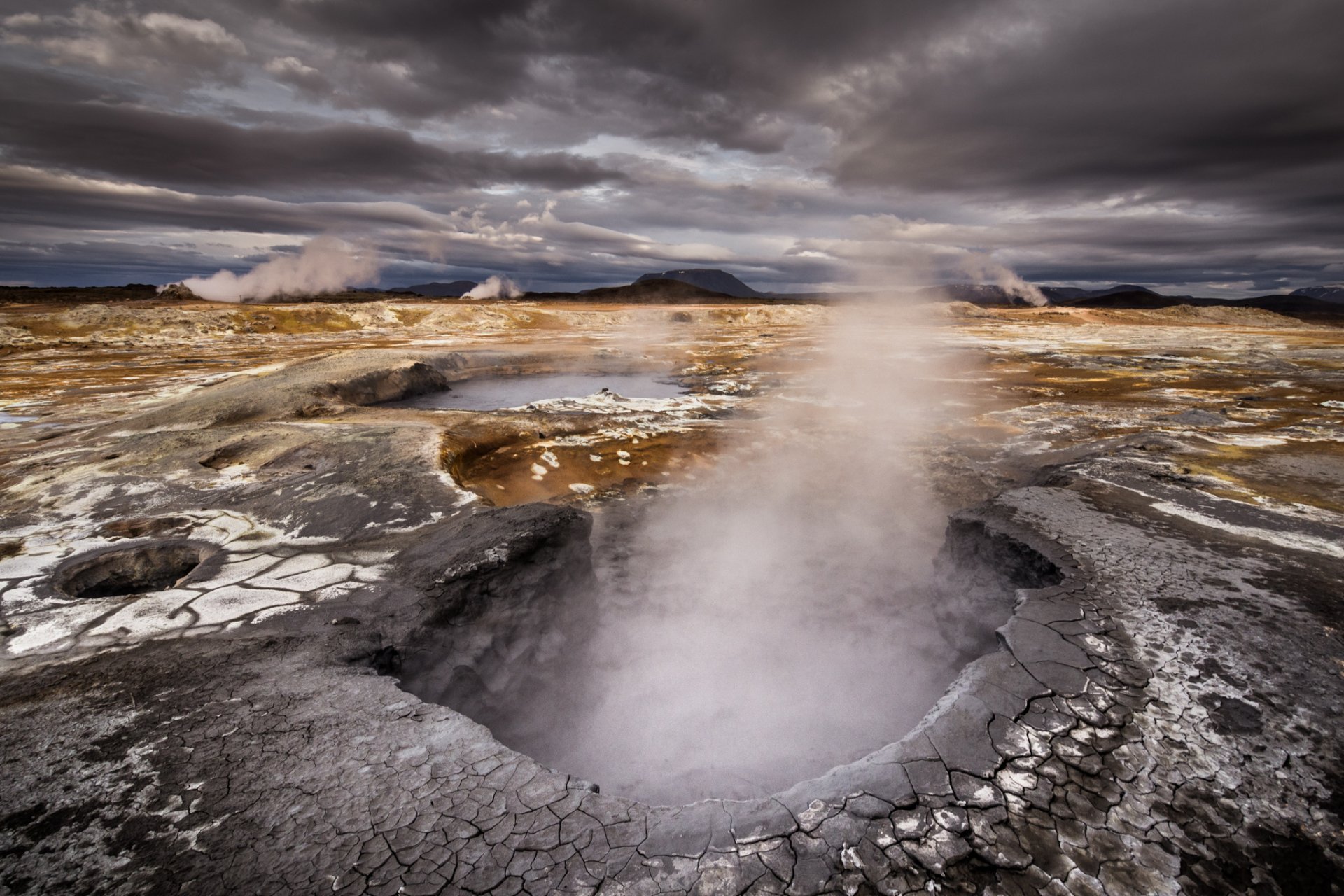 islandia paisaje humo lago pozo nubes azufre