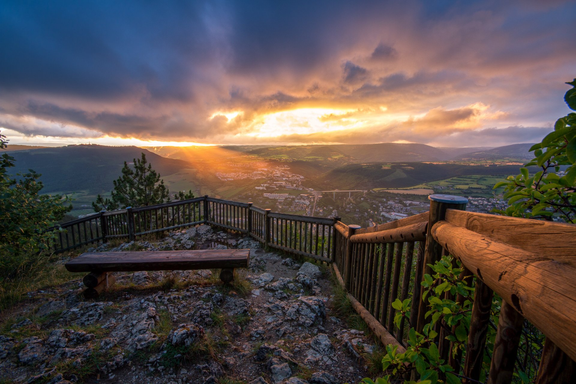 frankreich berge hügel bäume bank zaun stadt sonnenuntergang wolken himmel ansicht höhe landschaft