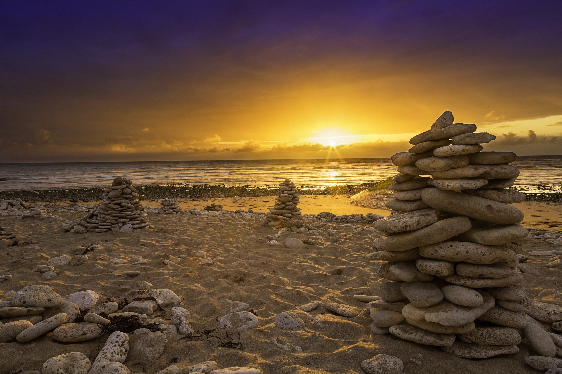 coucher de soleil mer pierres paysage