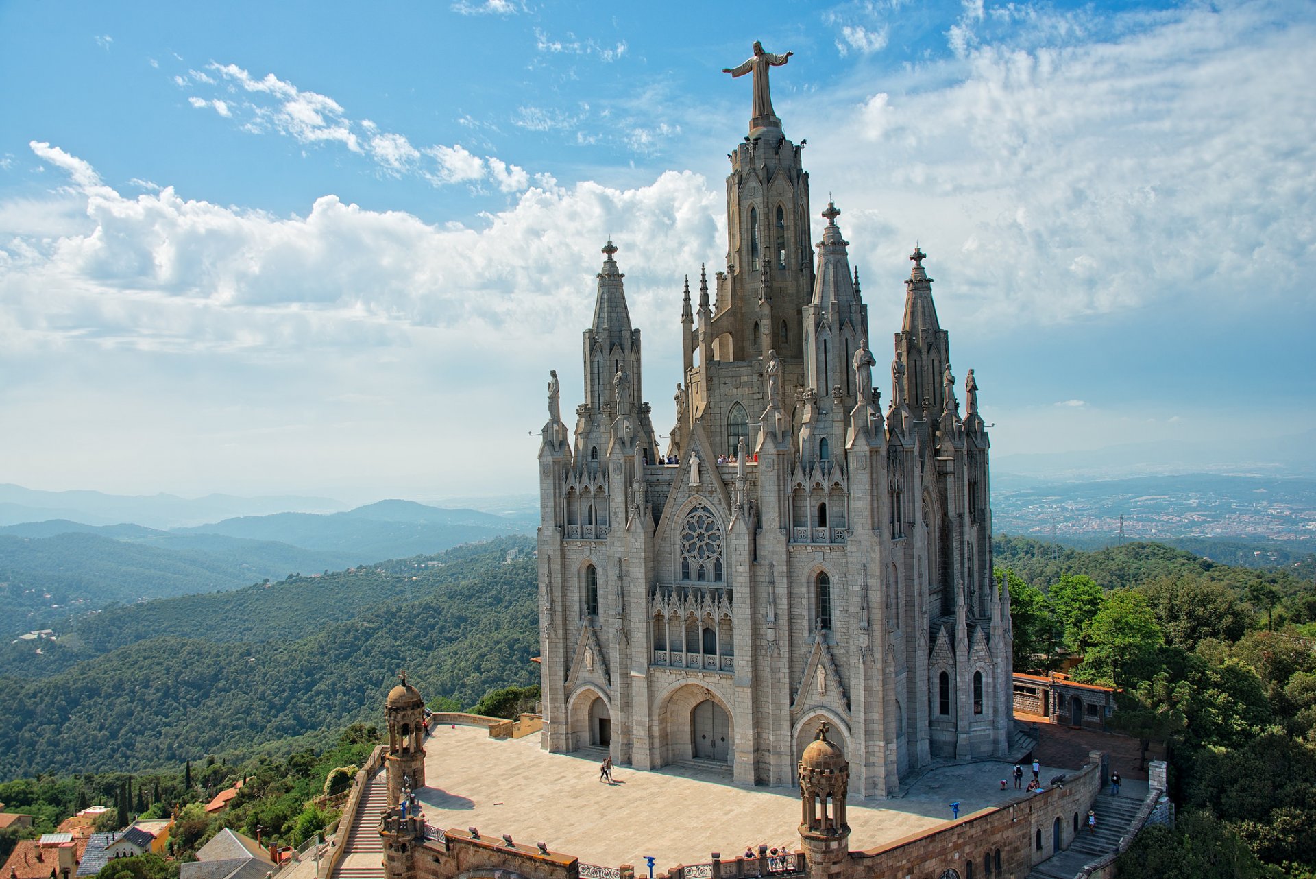 spagna barcellona cielo alberi collina chiesa architettura