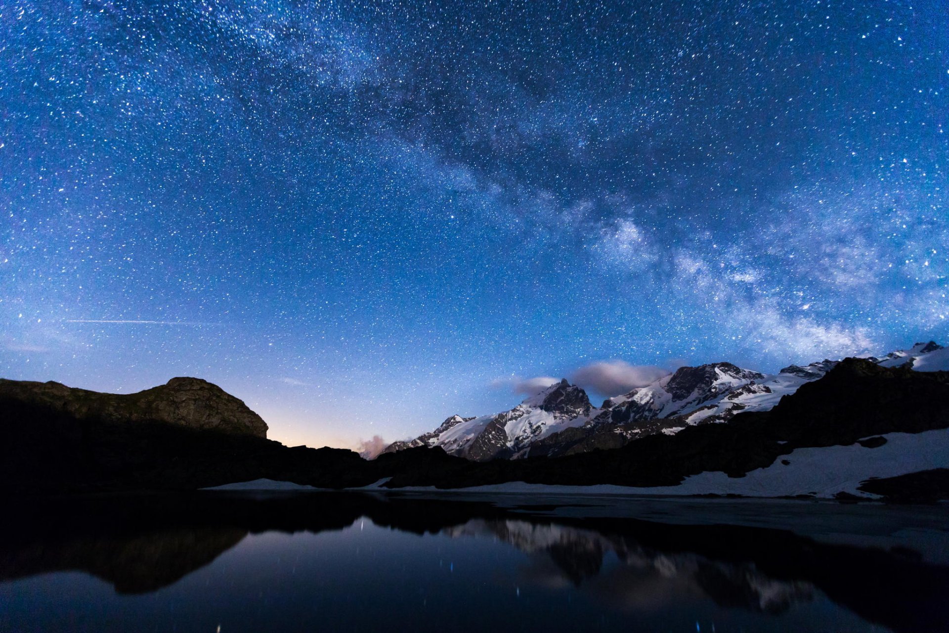 noche lago montañas cielo estrellas reflexión