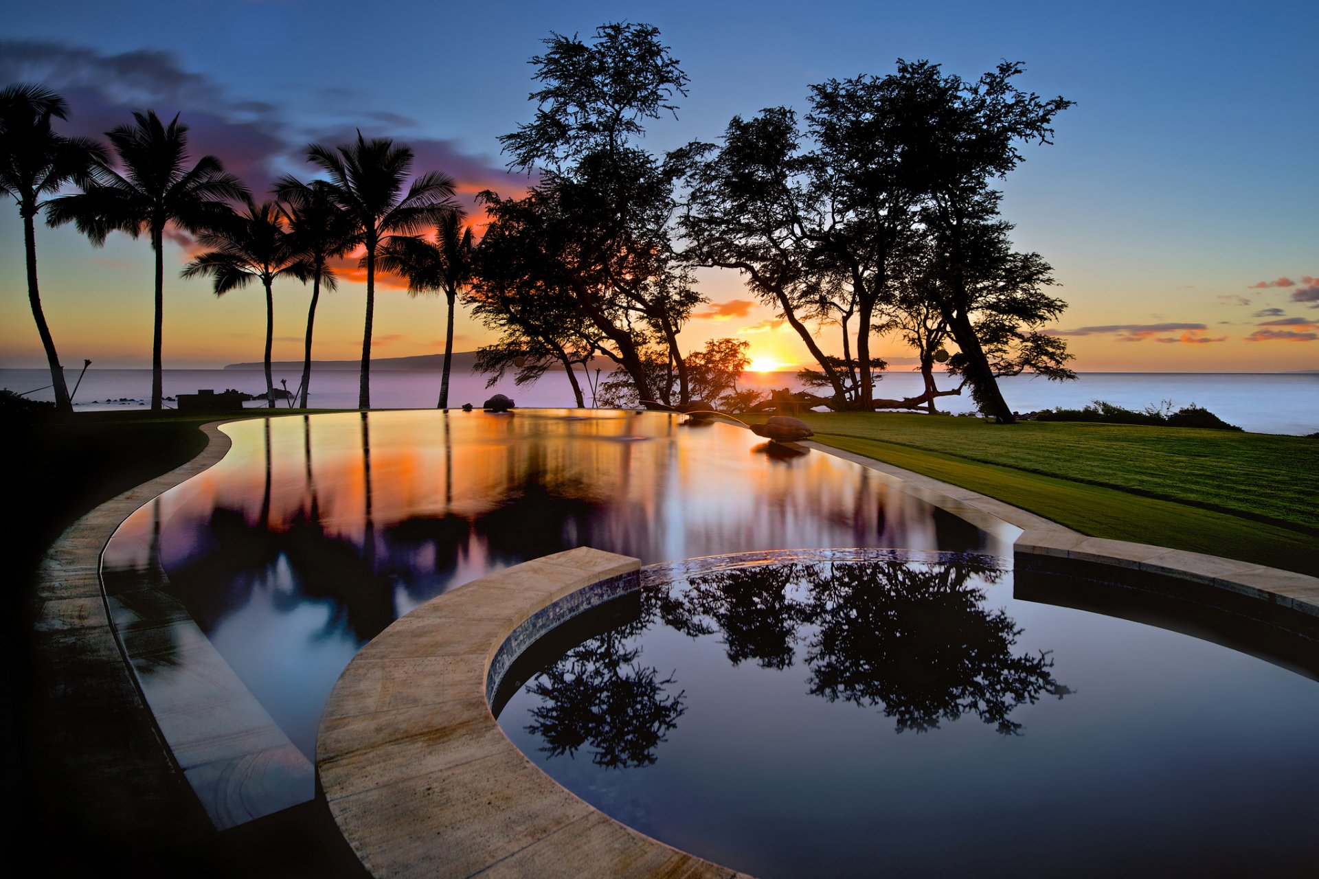 usa hawaii insel maui whaleya sonnenuntergang pool wasser himmel wolken reflexionen bäume palmen silhouetten