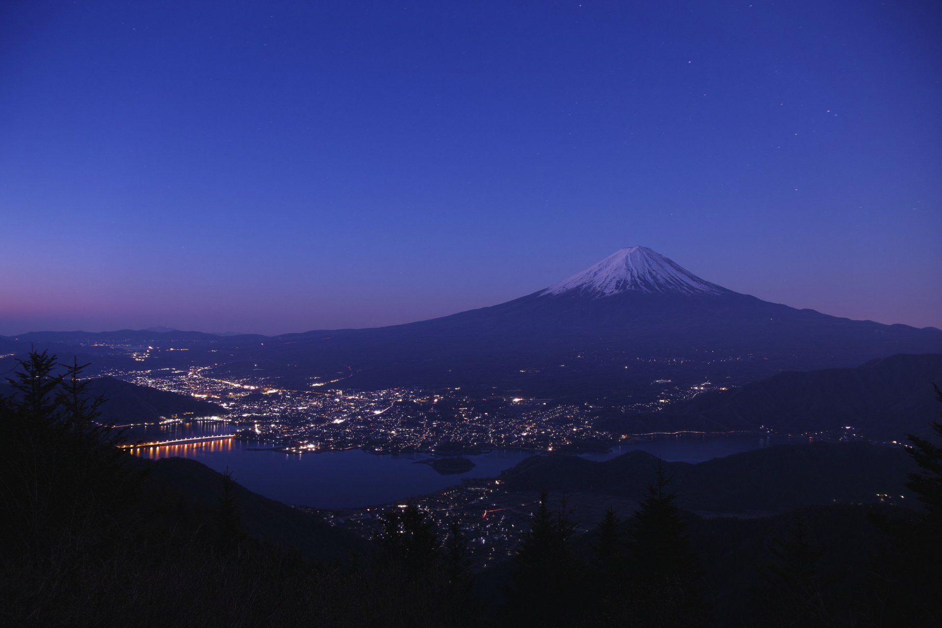 japón montaña fujiyama cielo noche lago ciudad luces