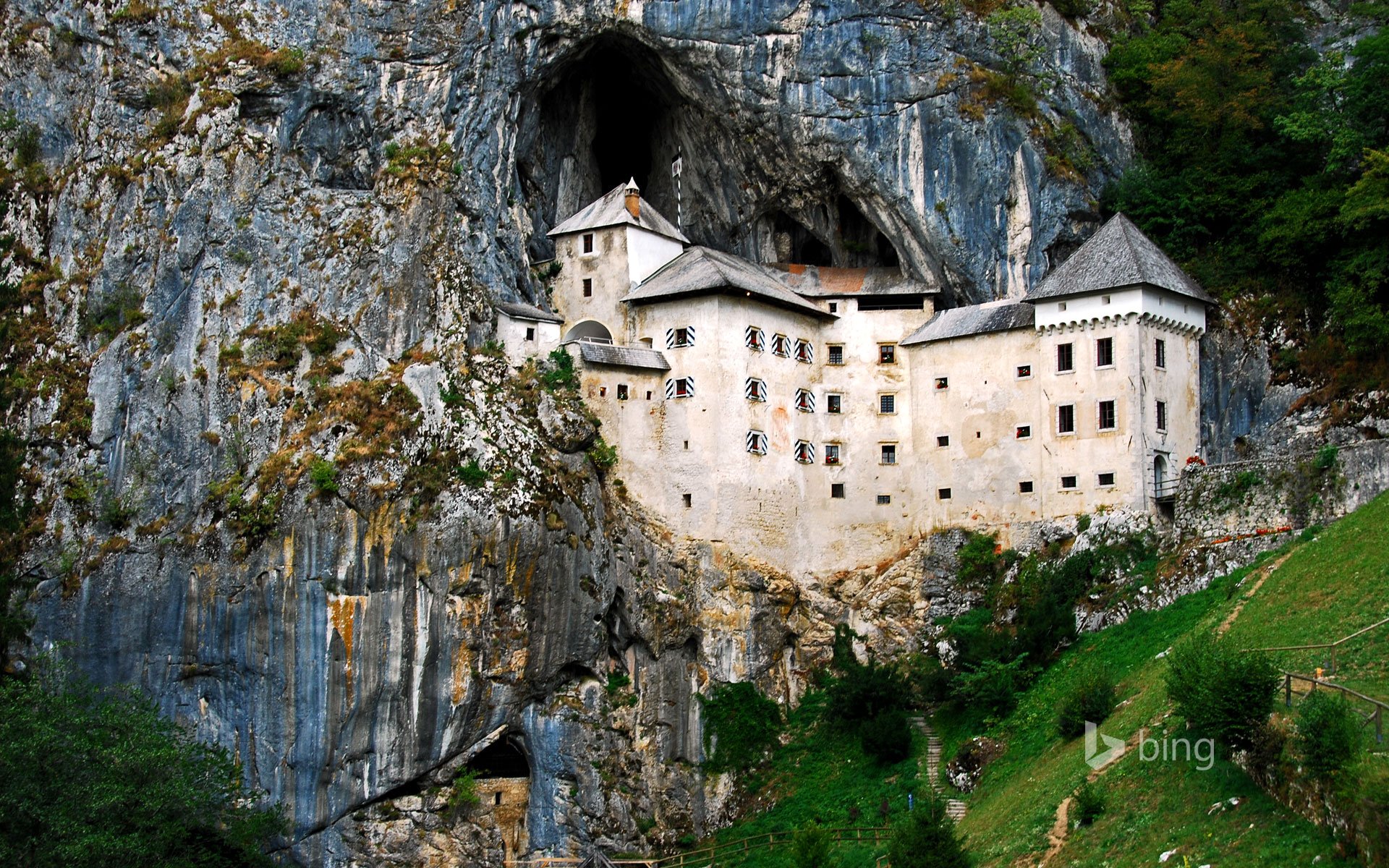 slowenien schloss von predyamsky berge felsen bäume