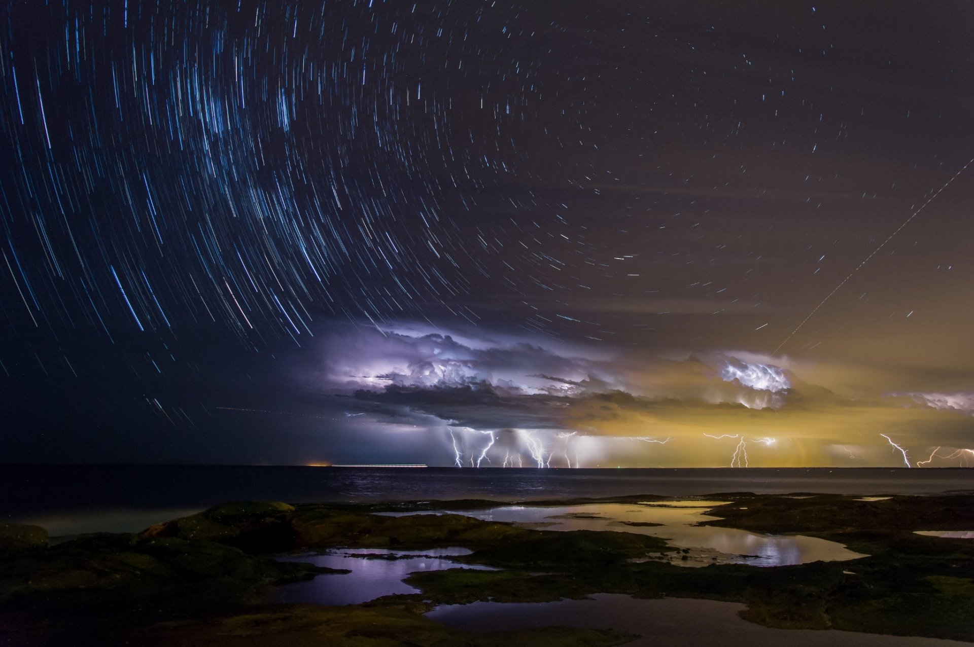 australien queensland stadt kalaundra nacht himmel milchstraße belichtung sturm wolken blitz licht um moriton-inseln die drittgrößte sandinsel der welt sandinsel meer ozean wasser bucht