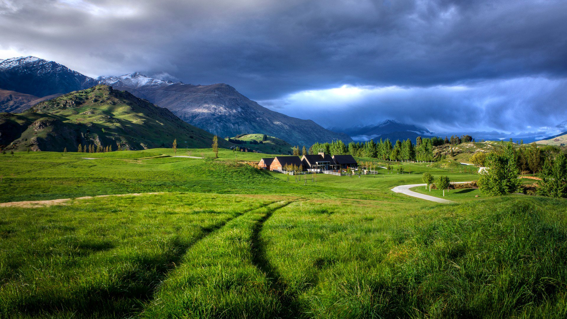 ciel nuages montagnes vallée pré herbe route maisons