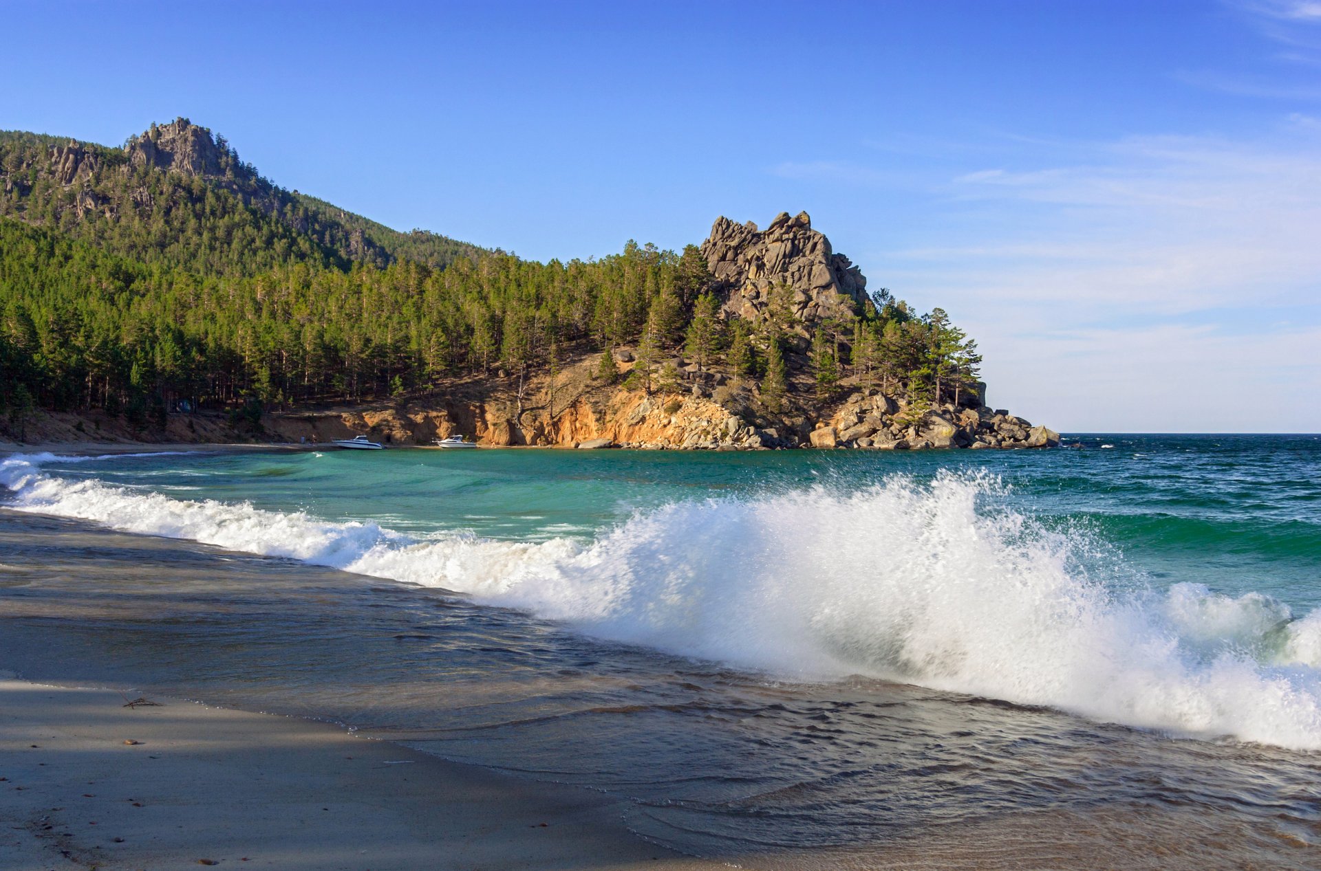 russia lago baikal riva sabbia onde surf foresta alberi pietre roccia