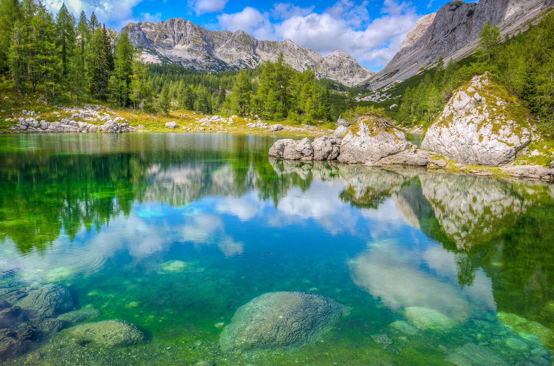 eslovenia alpes cielo montañas lago rocas piedras árboles