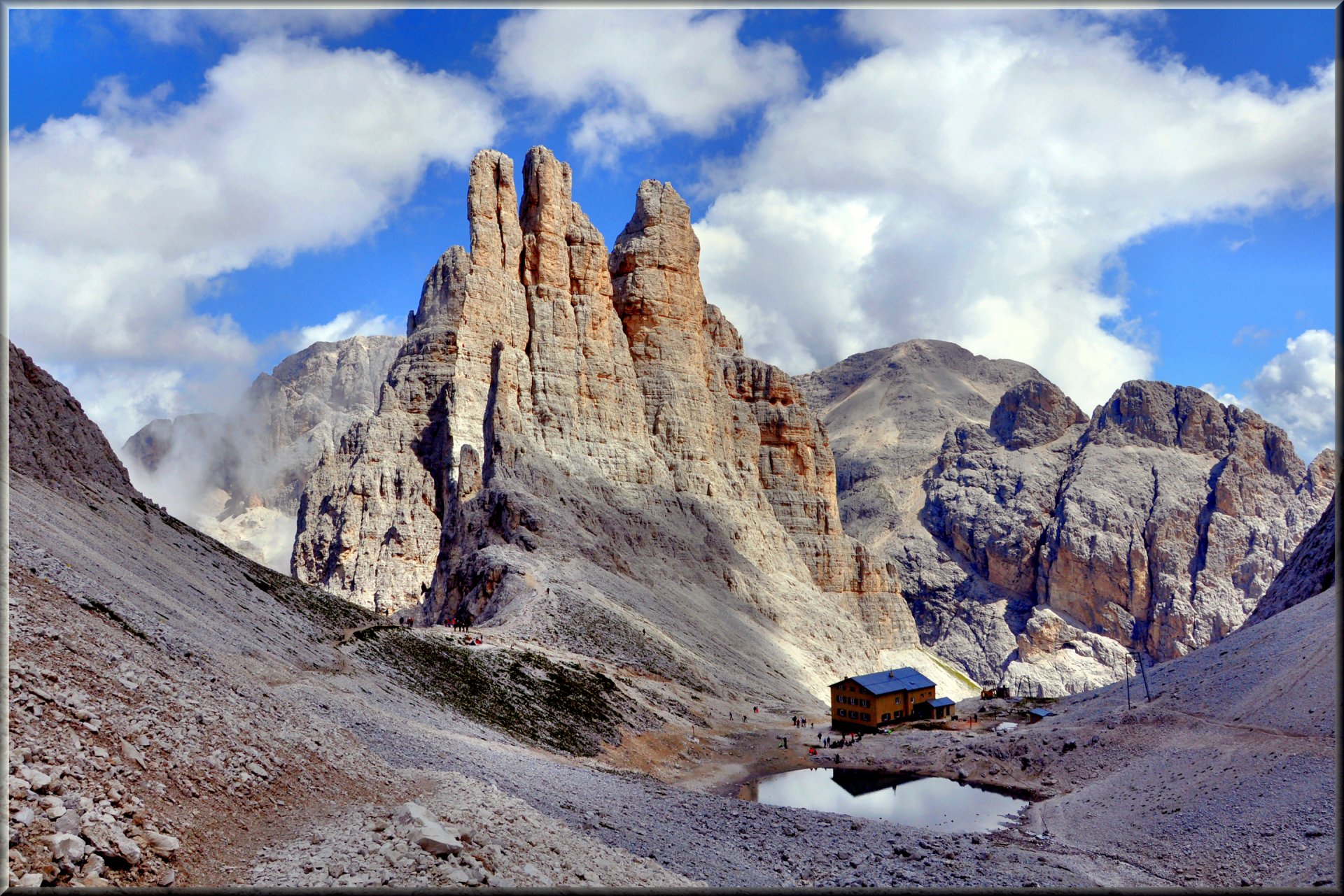 włochy dolomity niebo chmury góry dom jezioro