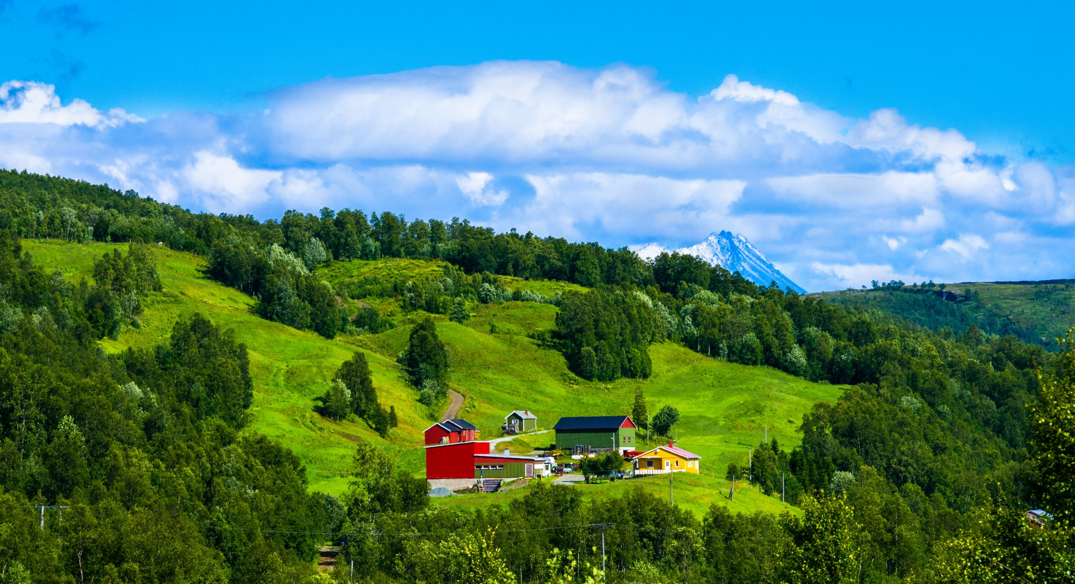 noruega montañas casas cielo nubes árboles hierba pendiente