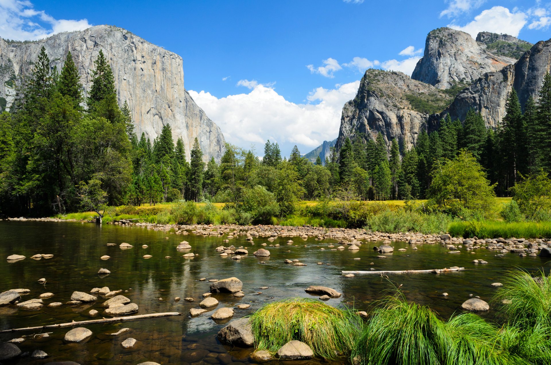 parque nacional de yosemite cielo nubes montañas bosque árboles rocas río piedras