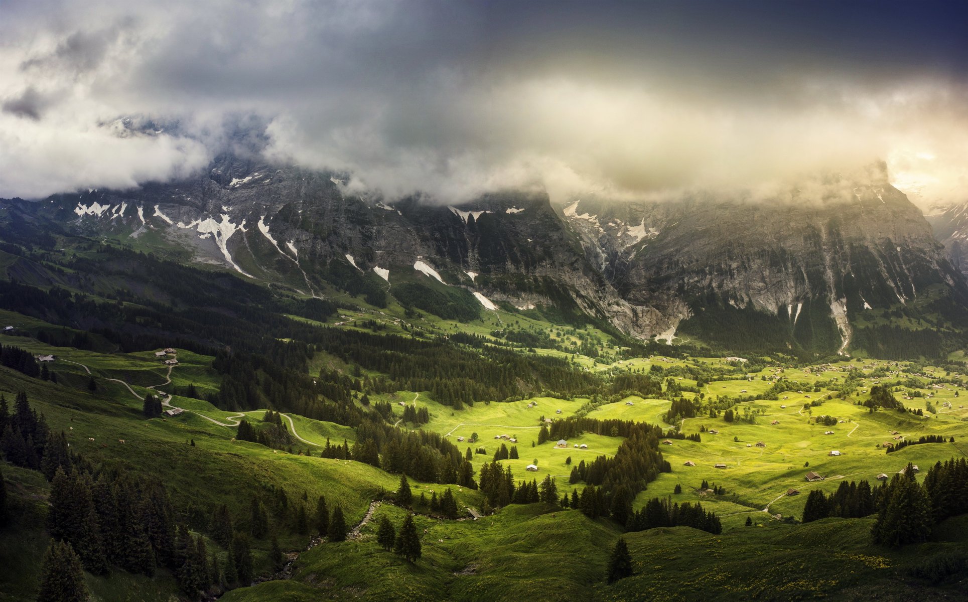 grindelwald w kantonie berno szwajcaria chmury dolina lato zieleń