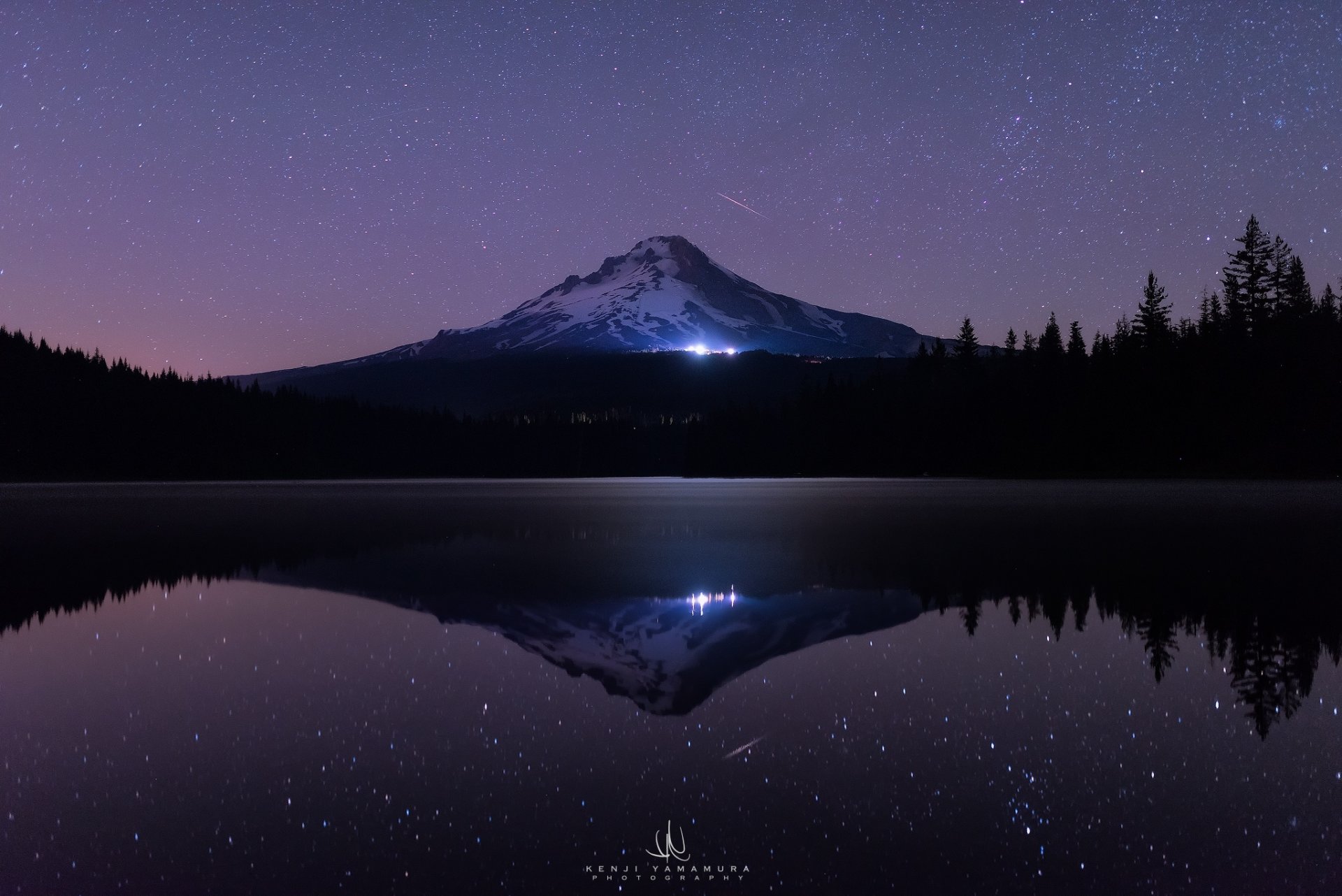 góra śnieg noc ciemność gwiazdy las świerki drzewa blask światło jezioro morze woda odbicie góra ciemność spadająca gwiazda kenji yamamura fotograf trillium lake mount hood oregon usa hd