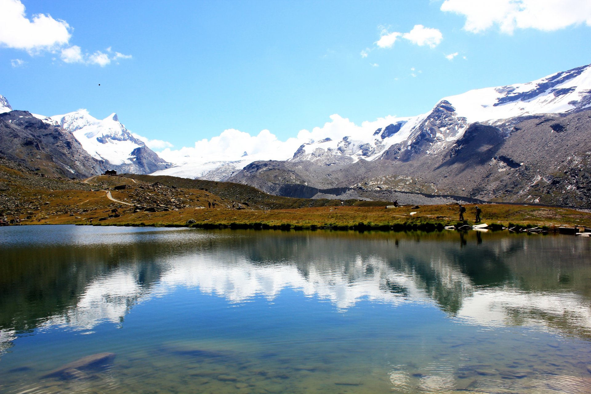 berge gipfel schnee see reflexion straße menschen himmel wolken