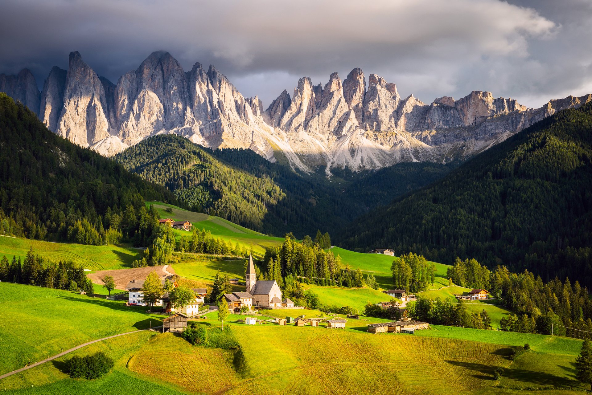 italia montañas alpes cielo nubes nubes valle luz casas iglesia capilla