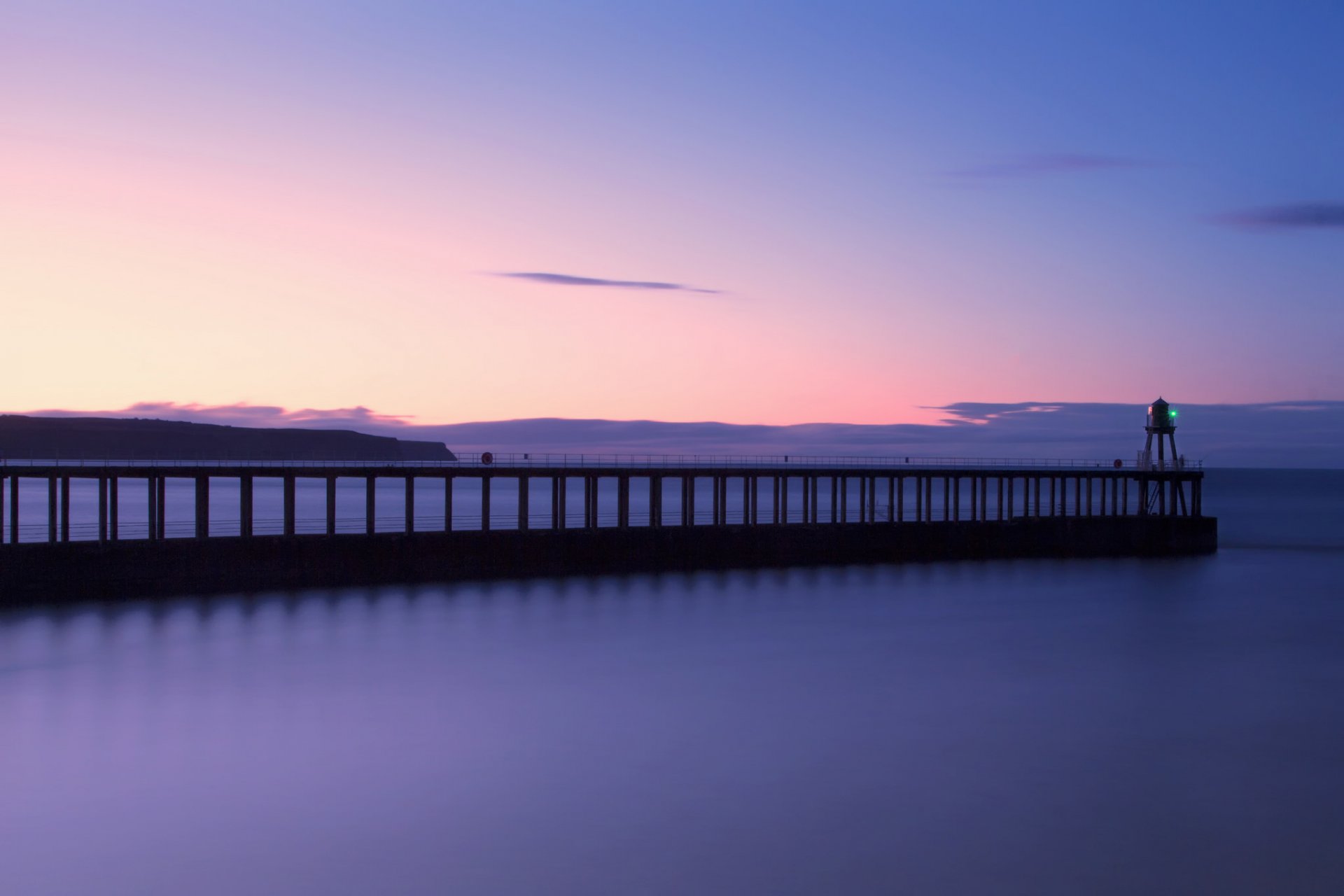 regno unito inghilterra north yorkshire mare del nord riva molo faro sera tramonto cielo nuvole