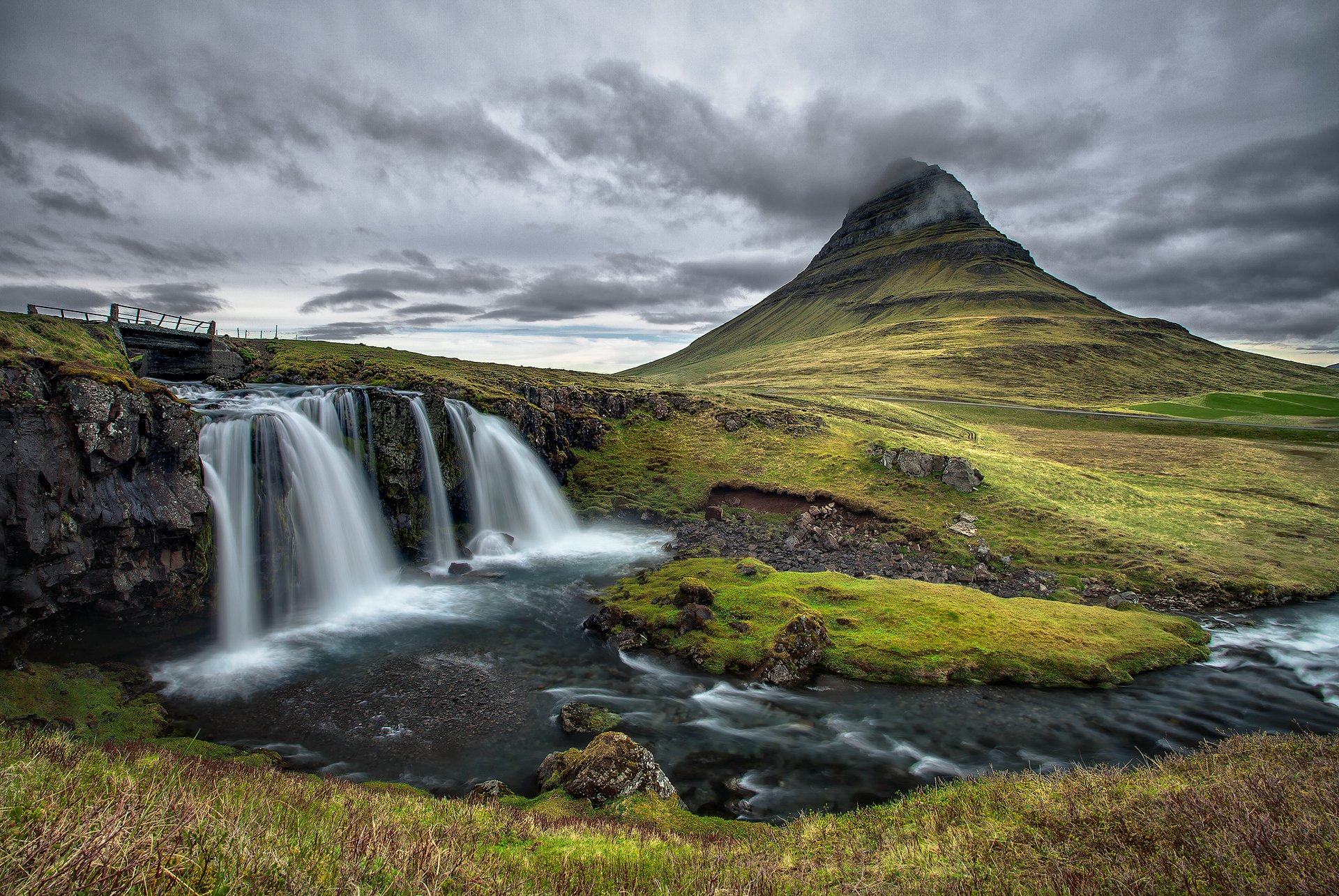 kirkjufell islande ciel nuages montagne rivière pont cascade pierres