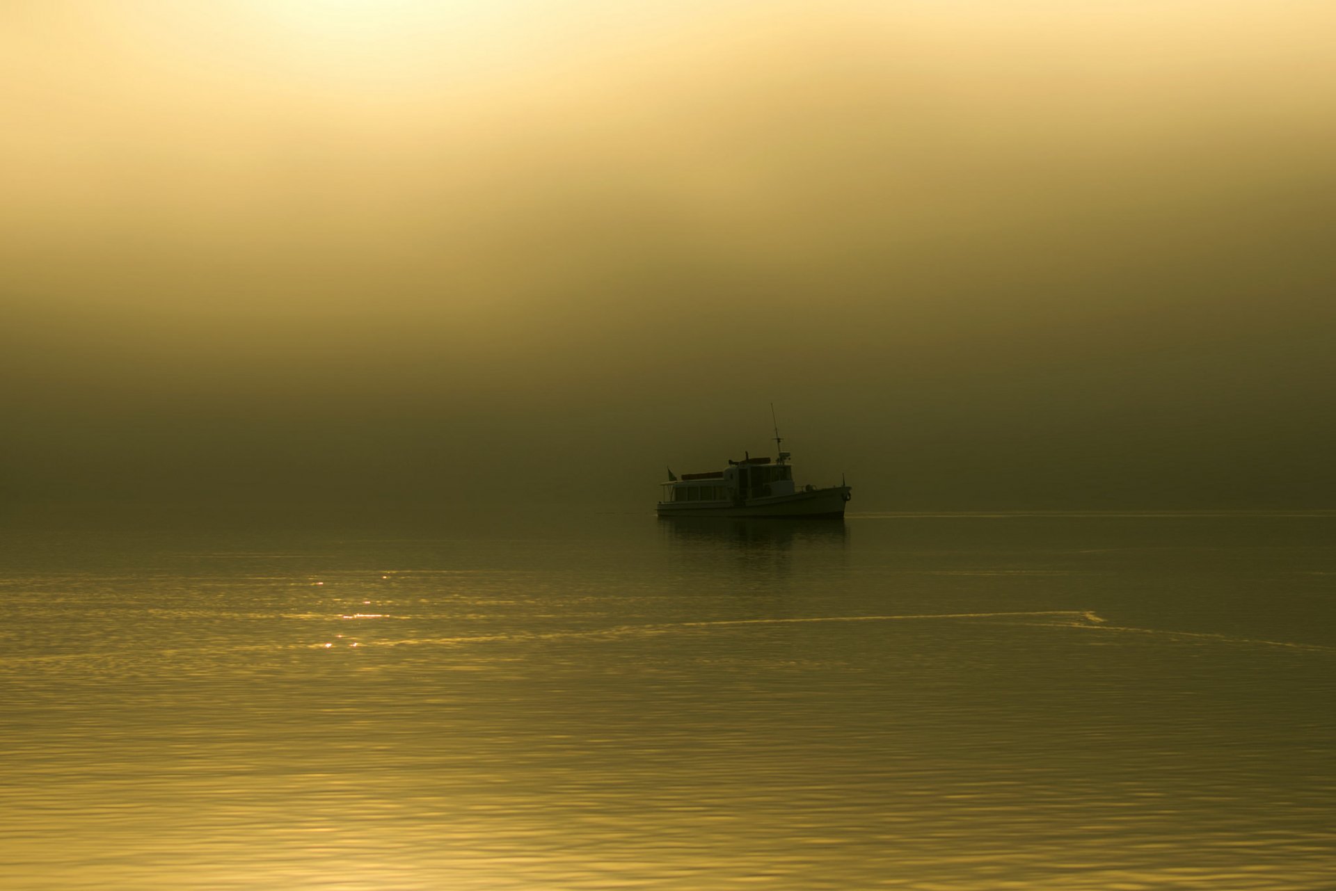 lago barco mañana niebla