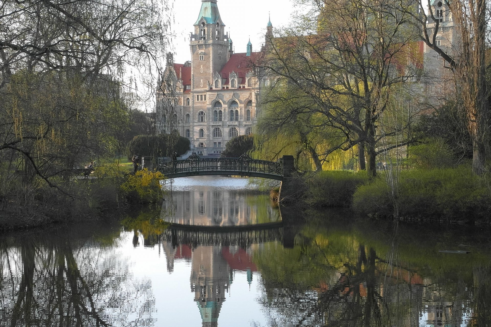 wiosna park jezioro most budynek pałac