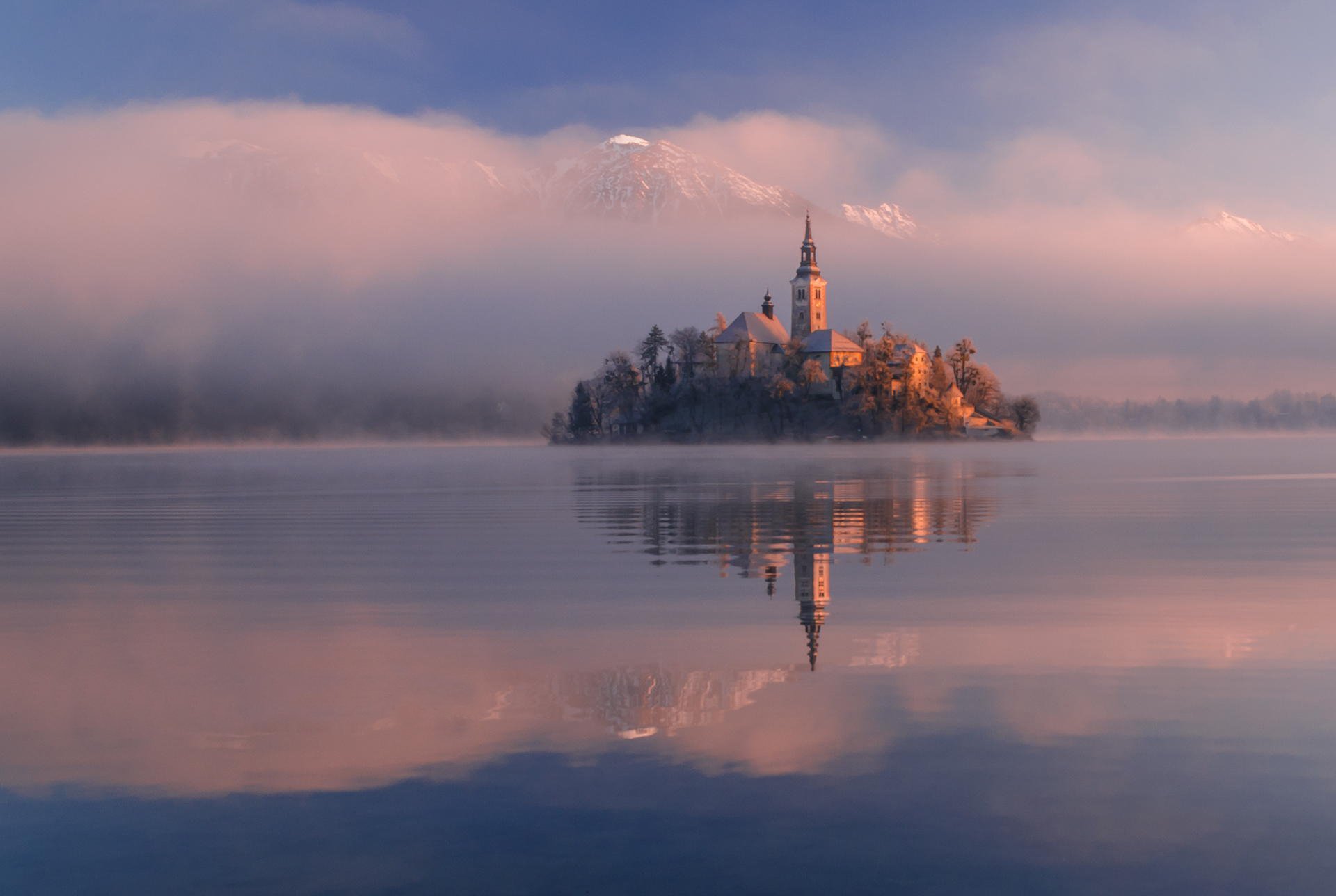 niebla de la mañana isla eslovenia