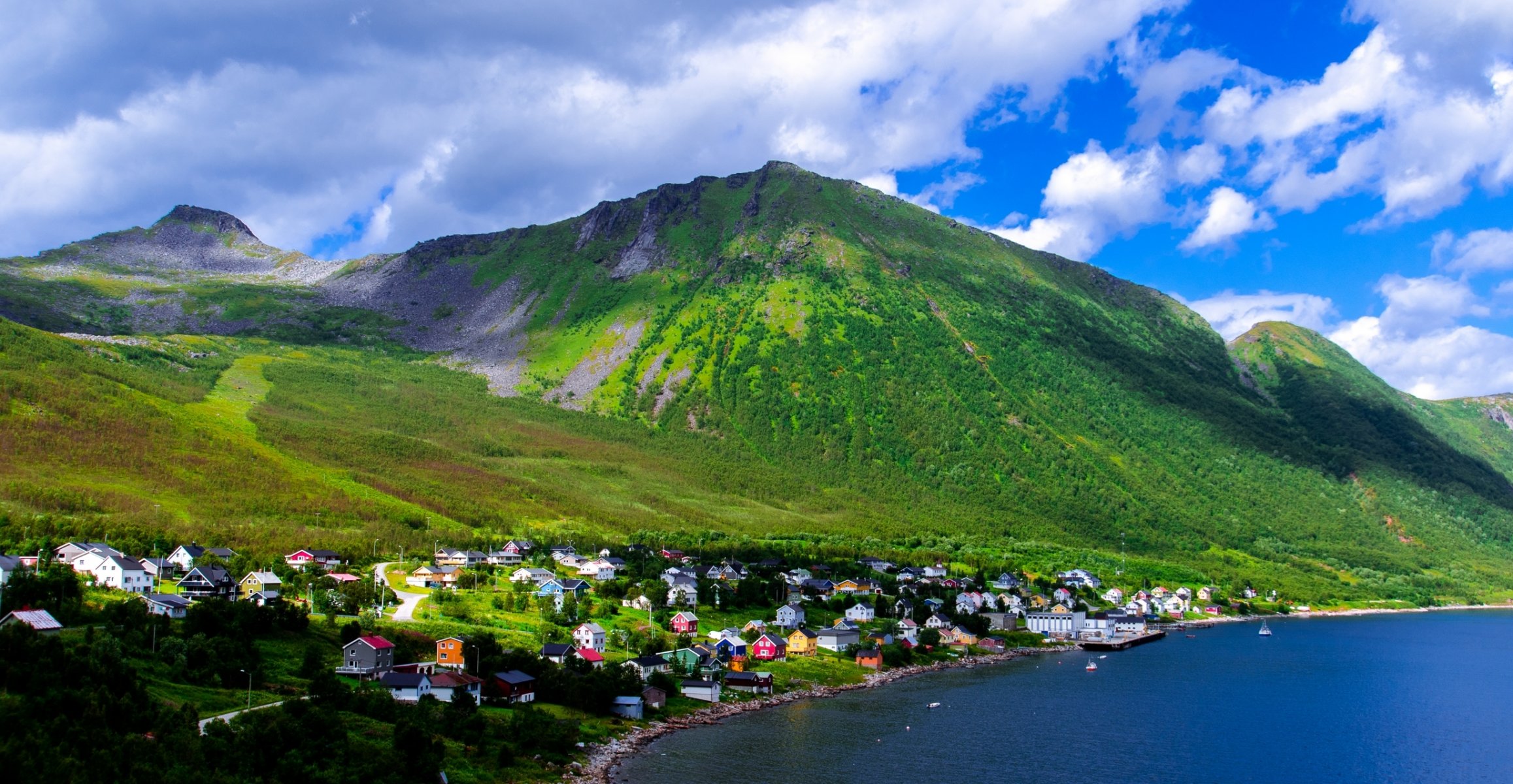 norvegia cielo nuvole montagne baia case villaggio alberi