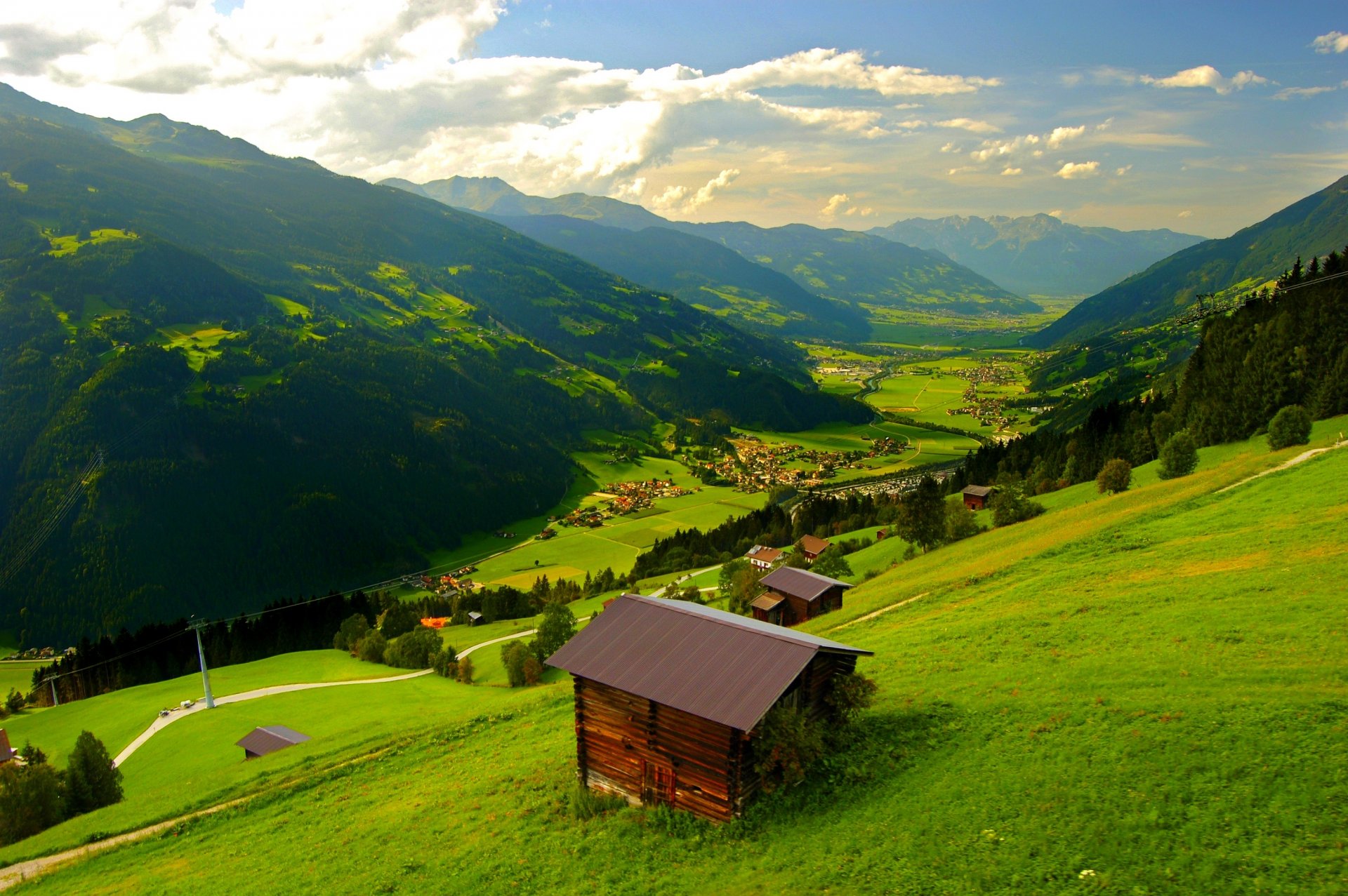 natura primavera montagna casa roccia cielo foresta alberi strada passeggiata fiori primavera montagne roccia