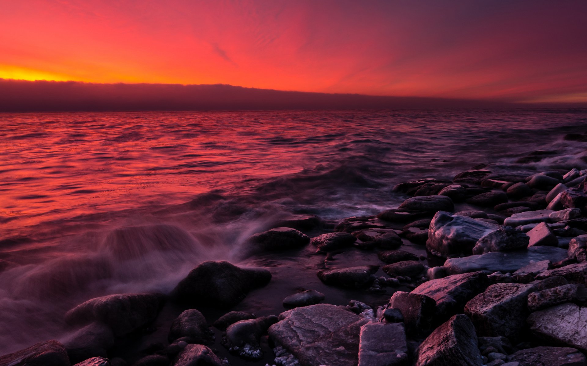 pierres côte sable mer vagues coucher de soleil nuages ciel rouge