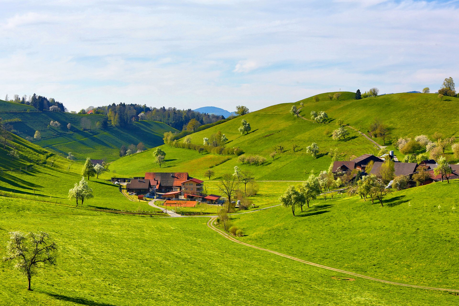 ciel montagnes collines vallée herbe arbres maison manoir