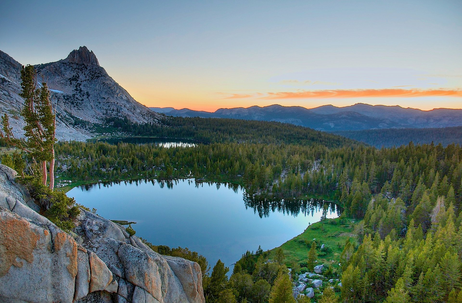 parc national de yosemite sierra nevada états-unis montagnes roches ciel nuages arbres lac