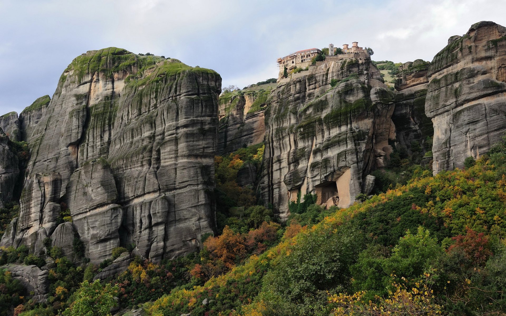 cielo montagne rocce alberi autunno casa monastero torre