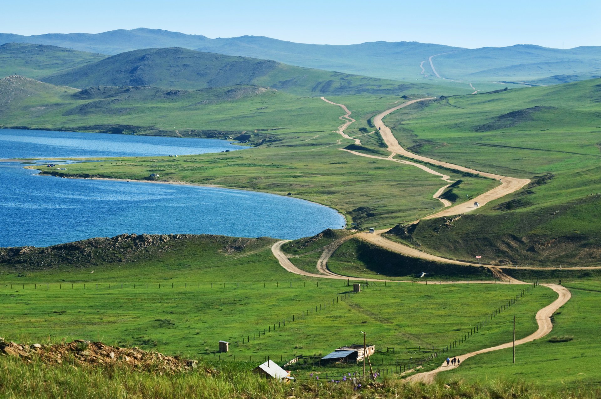 russia lago baikal campi prati strade panorama