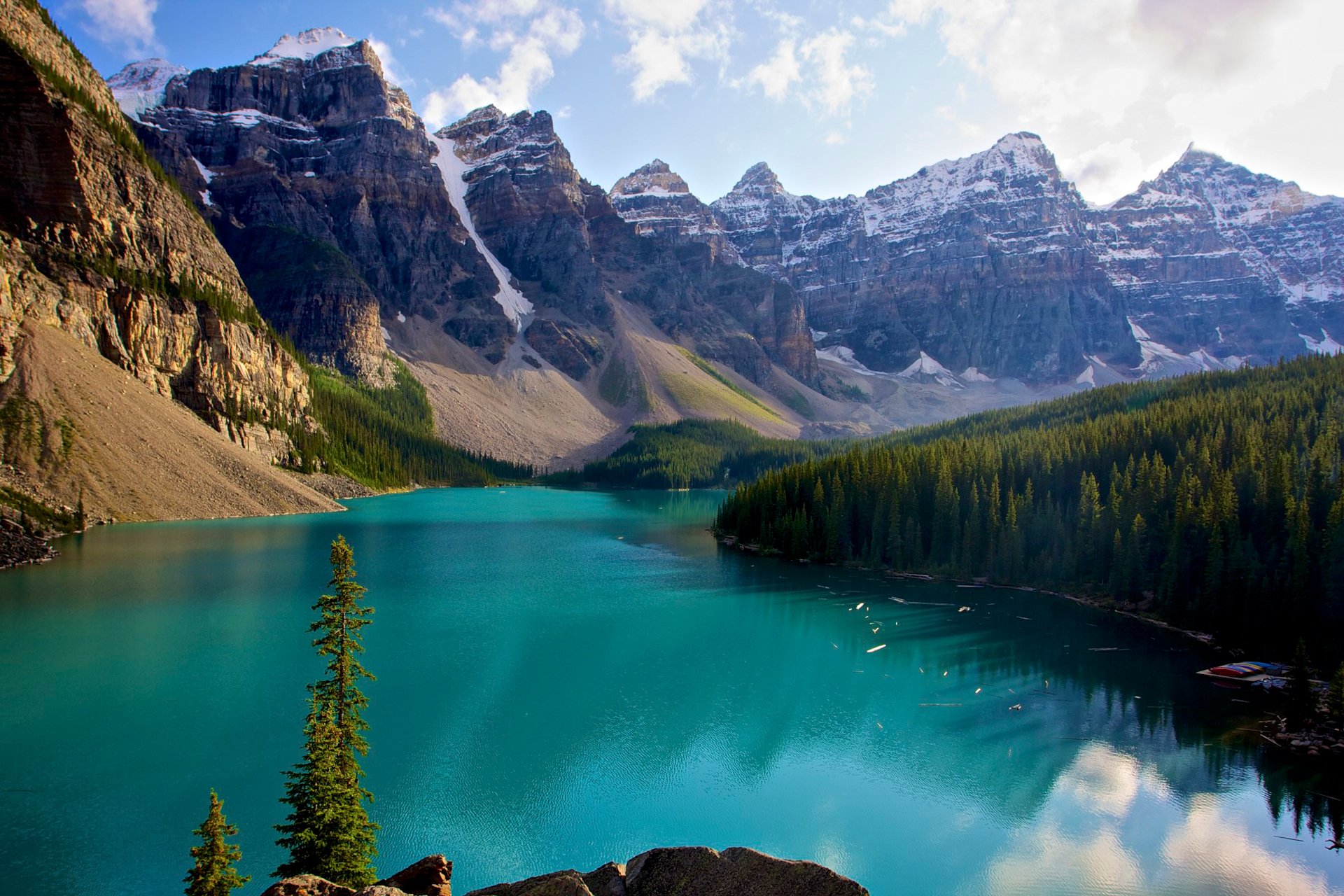 morraine see banff national park alberta kanada berge see schnee himmel wolken bäume wald