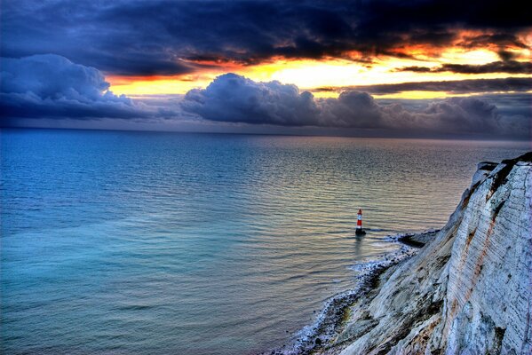 Ozean von einer Klippe bei Sonnenuntergang