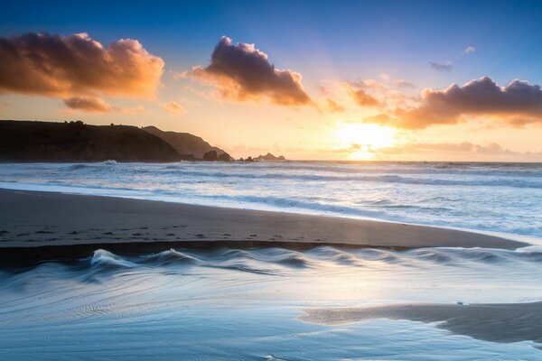 Paesaggio magico del tramonto sul mare